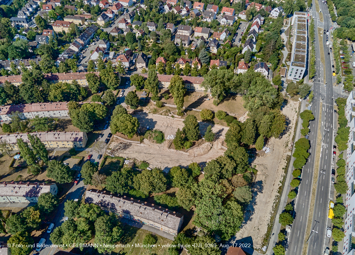 17.08.2022 - Luftbilder von der Baustelle Maikäfersiedlung in Berg am Laim